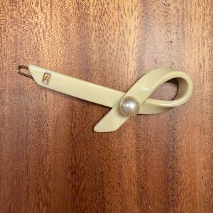 Elegant Cream Hair Clip with Pearl Accent